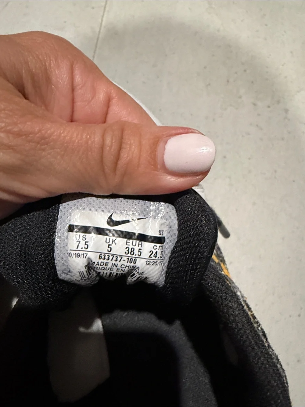 Nike sneakers bold